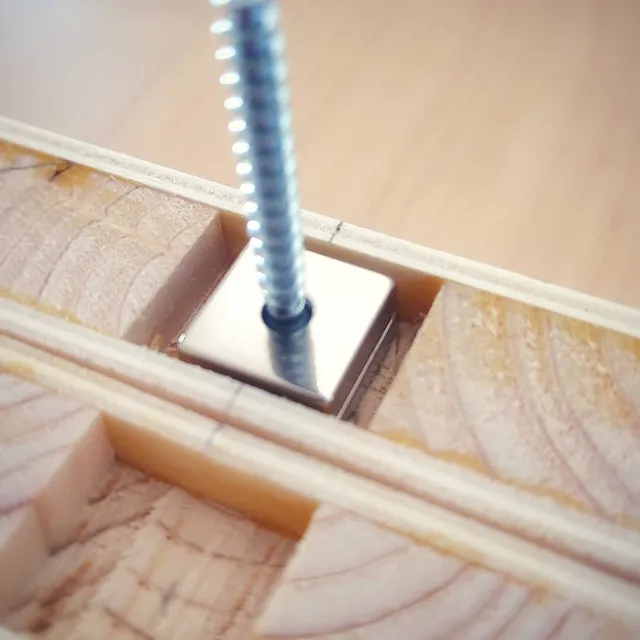 Magnetic shelves